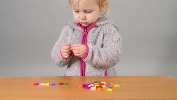 Das Kind Sammelt Wörter Aus Farbigen Buchstaben Vorschulentwicklung Und Lernkonzept — Stockvideo