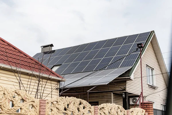 Pannelli Solari Una Casa Privata Come Elettricità Ecologica Autonoma — Foto Stock