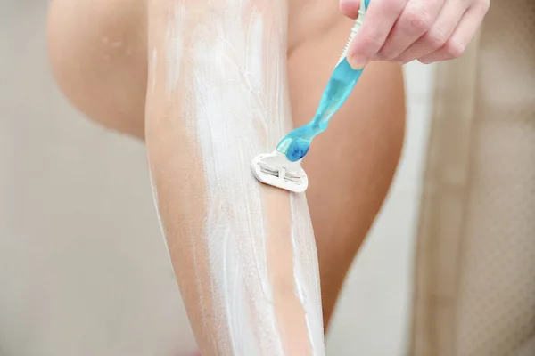Chica Afeita Las Piernas Baño Con Una Máquina Afeitar Cuidado — Foto de Stock