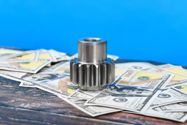 Vites Kesme Makinesinde Yapılmış Bir Dişli Tekerleği Dolar Banknotlarının Üzerinde — Stok fotoğraf