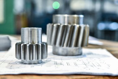 Bir dişli kesme makinesinin dişlisi teknik çizimlerde yatar.