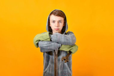 Koruyucu branda eldivenli bir adam levyeye yaslandı..