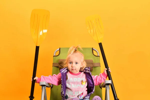 Una Niña Ropa Abrigo Sienta Una Silla Plegable Para Playa —  Fotos de Stock