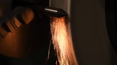 Silindirik bir öğütme makinesinde sivri bir merkezin boynunu öğütme videosu.