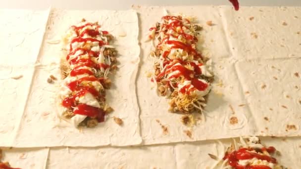 Kuchařka Připravuje Doma Kuchyni Shawarma Hostitelka Rohlíky Smažené Maso Kořením — Stock video