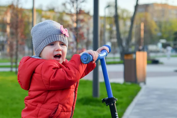 Une Petite Fille Fait Scooter Sur Trottoir Parc — Photo