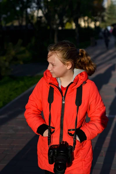 Una Chica Turística Con Una Cámara Slr Camina Por Ciudad — Foto de Stock