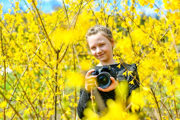 Молода Дівчина Фотографує Природу Парку Камерою Slr — стокове фото