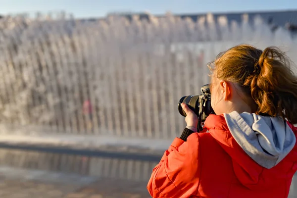 Dziewczyna Turysta Strzela Fontanną Parku Miejskim Lustrzanką Podczas Podróży Różnych — Zdjęcie stockowe