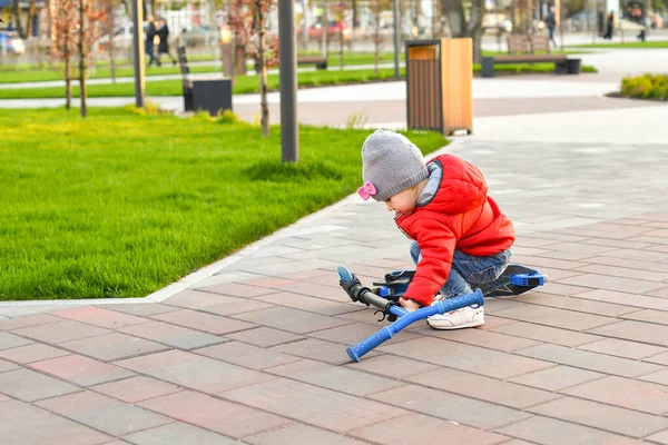 Petit Enfant Est Tombé Scooter Tente Grimper Promener Les Enfants — Photo