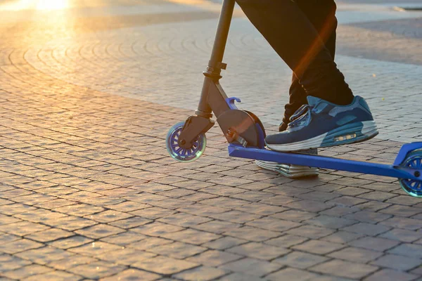 Het Kind Rijdt Een Scooter Het Park — Stockfoto