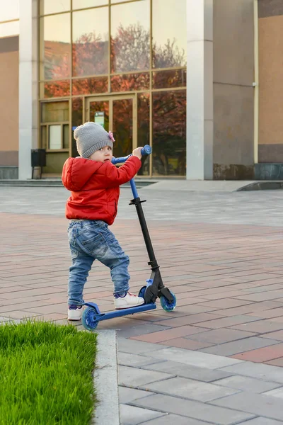 Enfant Est Scooter Dans Parc — Photo