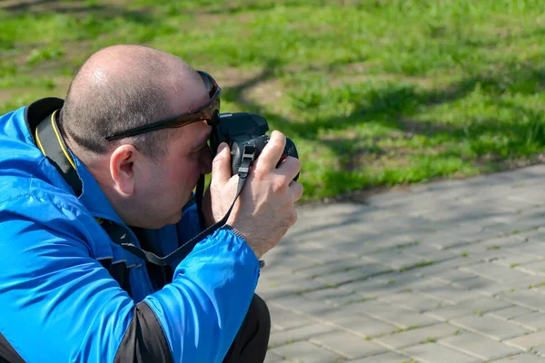 Mężczyzna Patrzy Przez Uchwycone Obrazy Sfotografowany Lustrzanką Parku — Zdjęcie stockowe