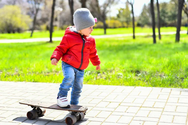 Petit Enfant Monte Une Planche Roulettes Les Enfants Promène Dans — Photo