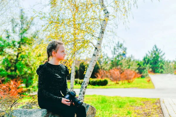 Şehirde Slr Kameralı Bir Kızın Portresi — Stok fotoğraf