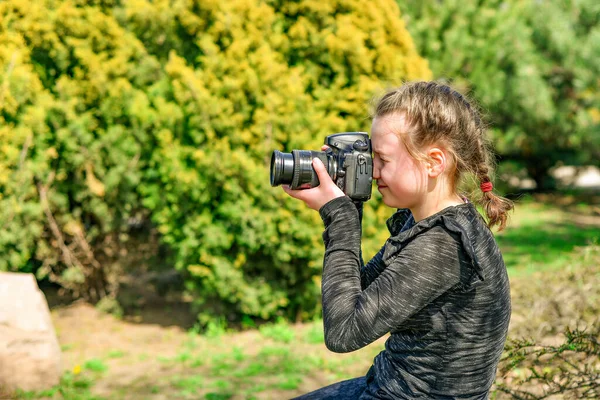 Młoda Dziewczyna Fotografuje Przyrodę Parku Aparatem Lustrzanym — Zdjęcie stockowe