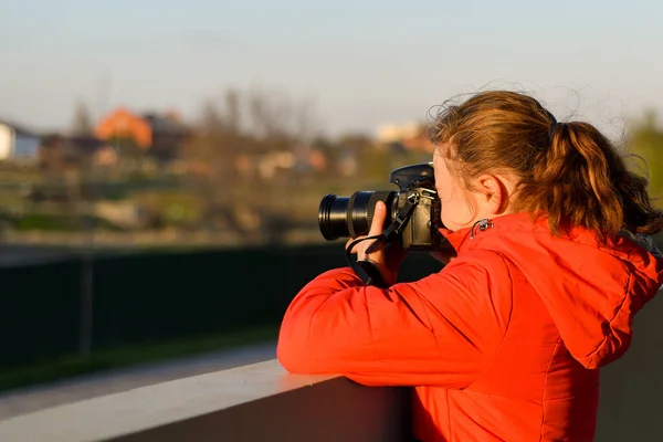 Uma Jovem Fotografa Natureza Parque Com Uma Câmera Slr — Fotografia de Stock