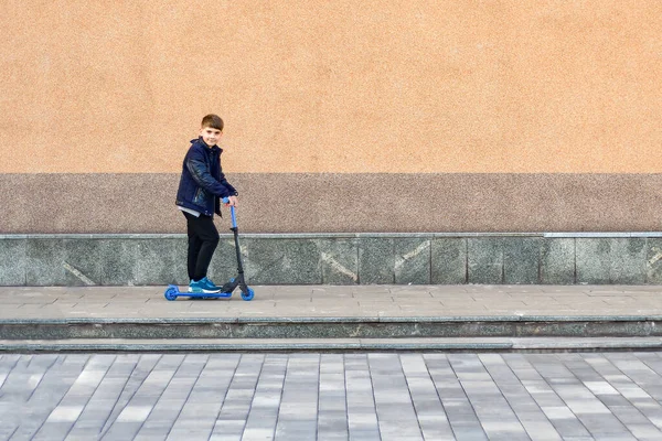 Het Kind Rijdt Een Scooter Het Park — Stockfoto