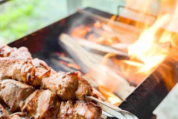 豚肉の串焼き 焼かれた石炭の上で焼かれた豚肉の肉 — ストック写真
