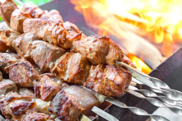 排骨排骨在燃烧的煤块中烹调的炸猪肉 — 图库照片
