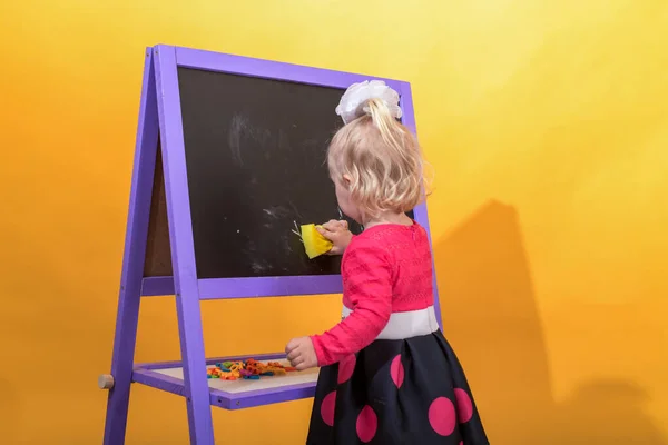 Κοριτσάκι Σκουπίζει Τον Πίνακα Ένα Υγρό Σφουγγάρι Έννοια Της Προσχολικής — Φωτογραφία Αρχείου