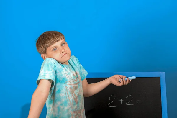 Chico Resuelve Ecuación Matemática Escrita Pizarra Niño Sabe Respuesta Ejemplos — Foto de Stock