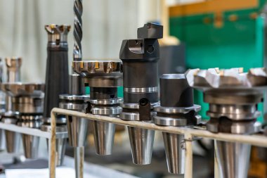 Bir fabrika ve işletmede ekipman rafındaki CNC makinesi için aksesuarlar ve araçlar.