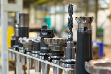 Bir fabrika ve işletmede ekipman rafındaki CNC makinesi için aksesuarlar ve araçlar.