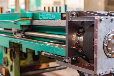 Metal bir makinenin tamiri için vites kutusuyla taşak vidası. Endüstriyel ekipman onarımı