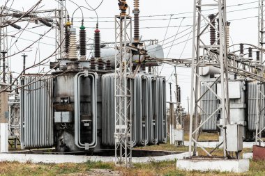 Şehrin elektrik santrali, yakın çekim, yüksek voltajlı kablolu trafo..