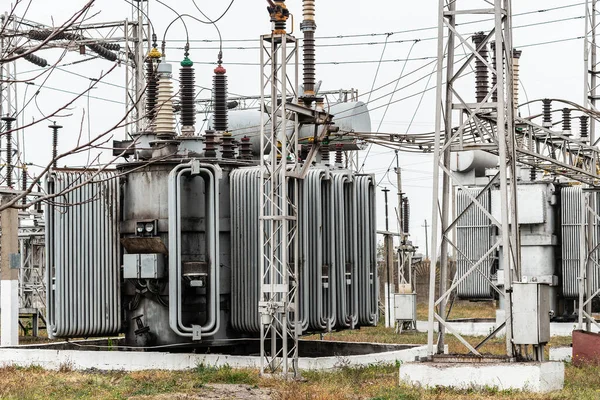 Subestación Energía Ciudad Primer Plano Transformador Con Cables Alto Voltaje —  Fotos de Stock