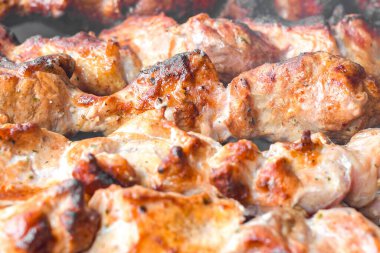 Domuz şişleri. Yanan kömürlerin üzerinde kızartılmış domuz eti..