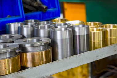 Hidrolik piston ve silindir bir depoda rafta..