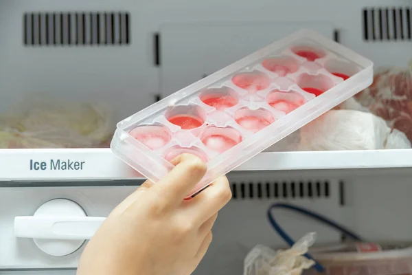 Chica Saca Moldes Hielo Del Congelador Para Enfriar Agua Bebidas — Foto de Stock