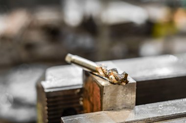 Bir parçada delik açmak için bir makineye tıklama.