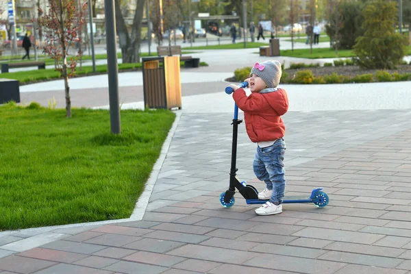 Çocuk parkta scooter kullanıyor..