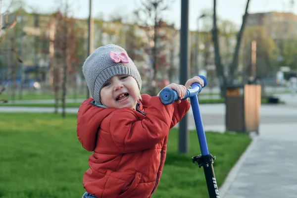 Enfant Est Scooter Dans Parc — Photo