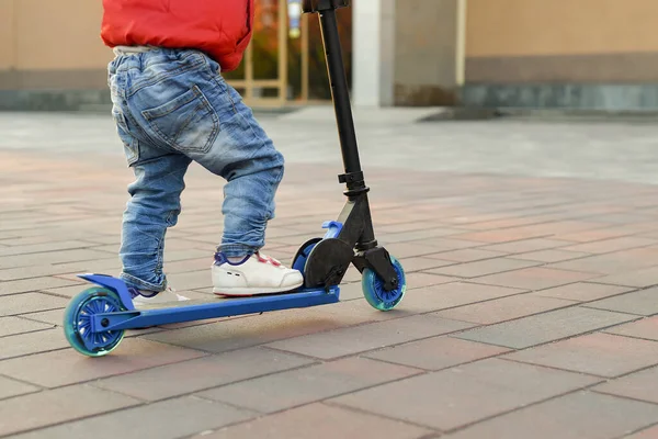 Het Kind Rijdt Een Scooter Het Park — Stockfoto