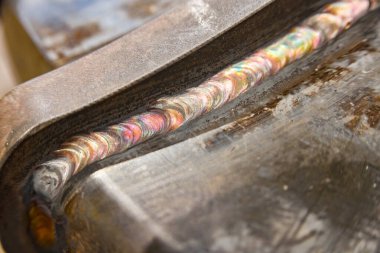 Kaynakla kaynaklanmış hızlı plakadan çeliğe kadar elektrik kaynaklı disk kesicinin dikişleri..