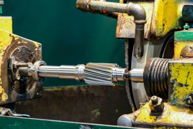 Şaft günlüğünü silindirik bir öğütücüde pinyon milinin konumu için öğütüyorum..
