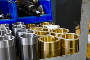 Hidrolik piston ve silindir bir depoda rafta..
