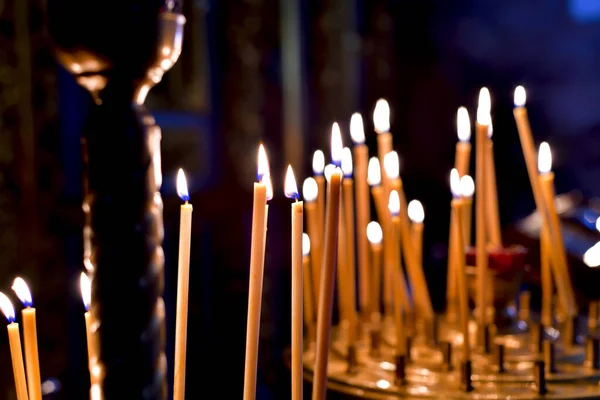 Accendere Candele Della Chiesa Adorare Dio Nel Tempio — Foto Stock