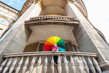 Doğu 'da terk edilmiş eski bir kalede renkli şemsiyeli bir kız..