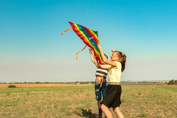 Çocuklar Bir Yaz Günü Bir Arazide Uçurtma Uçurmaya Çalışır — Stok fotoğraf