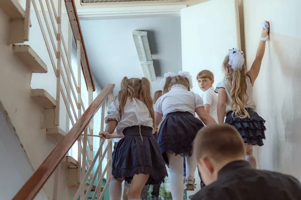 Crianças Escola Subem Escadas Para Sala Aula Menino Vira Olha — Fotografia de Stock