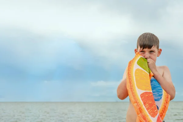 Bambino Gonfia Cerchio Gomma Gonfiabile Sulla Riva Del Mare Nuotare — Foto Stock