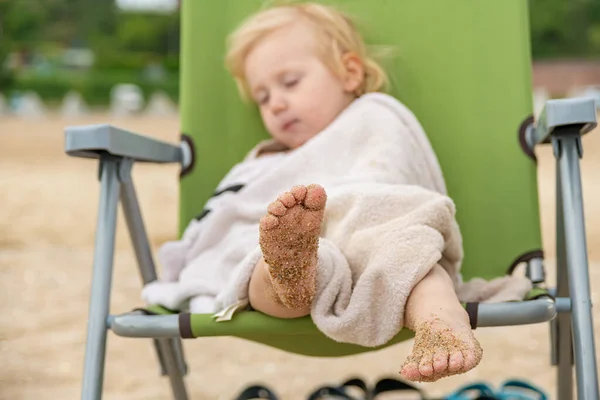Ребенок Покрытый Полотенцем Спит Складном Стуле Песке Моря Детские Ноги — стоковое фото