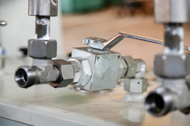 Petrol istasyonuna yağ sağlamak için hidrolik hortumun meme ucu bağlanıyor..