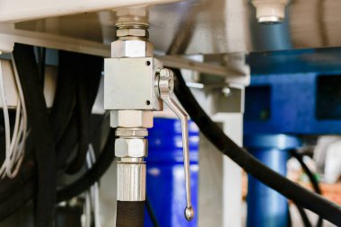 Hidrolik pompaların yüksek basınç kontrolü için yağ kontrol istasyonu.