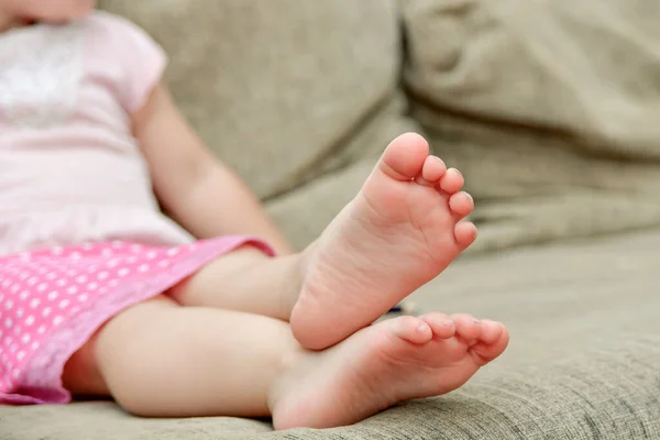 Babyfüße Eines Kindes Das Auf Dem Sofa Liegt — Stockfoto
